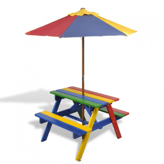 Lasten piknikpöytä penkeillä ja päivänvarjolla