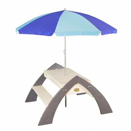 Puinen piknikpöytä sateenvarjolla