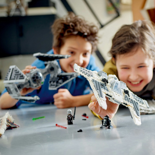 LEGO® 75348 Star Wars™ Mandalorian Fang Fighter vs TIE Interceptor™