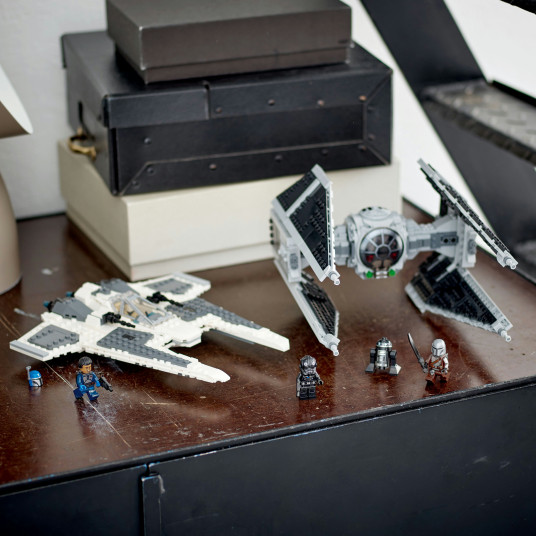 LEGO® 75348 Star Wars™ Mandalorian Fang Fighter vs TIE Interceptor™