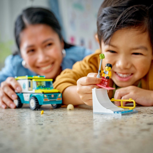 LEGO® 60403 City Ambulanssi ja lumilautailija