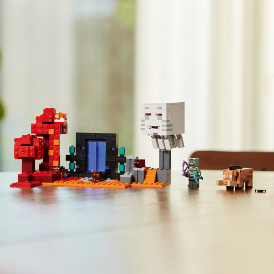 LEGO® 21255 Minecraft Ambush Nether-portaalissa