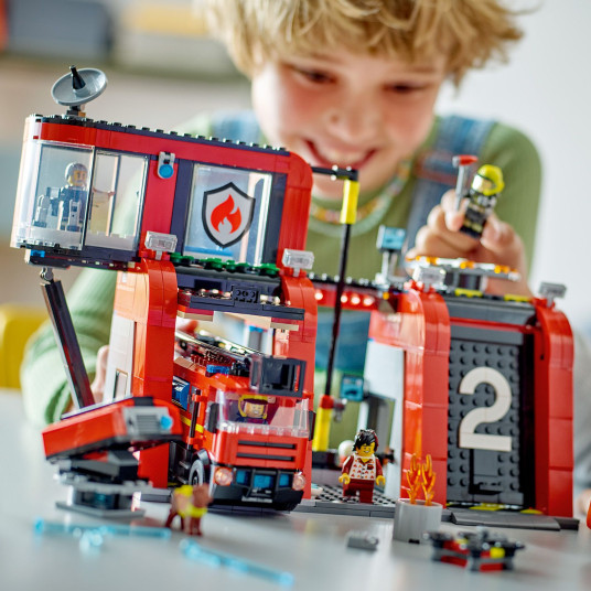 LEGO® 60414 Cityn paloasema paloautolla