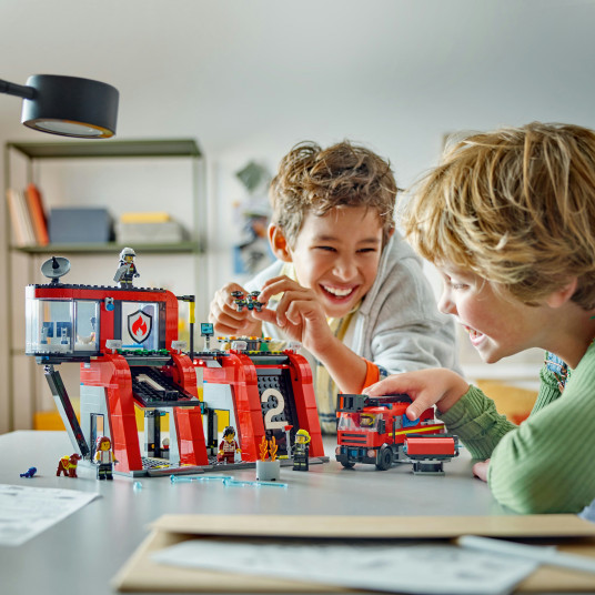 LEGO® 60414 Cityn paloasema paloautolla