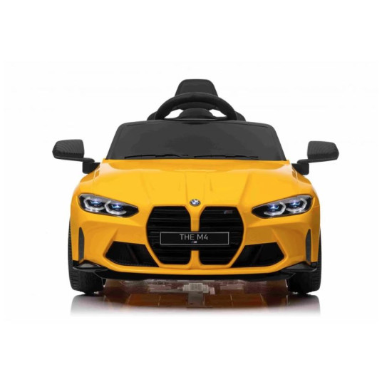 Sähköauto BMW M4, keltainen