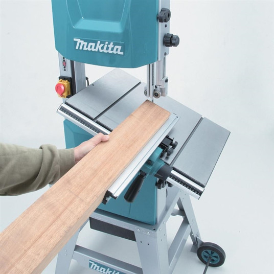 Saha Makita LB1200F, 900 W