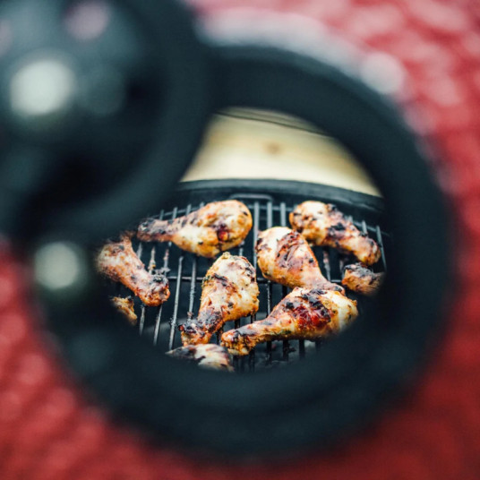 Kamado Joe Big Joe I puuhiiligrilli ulkona