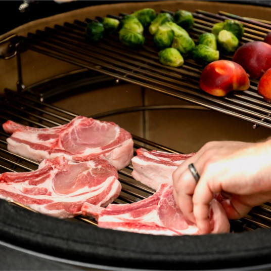 Kamado Joe Big Joe I puuhiiligrilli ulkona