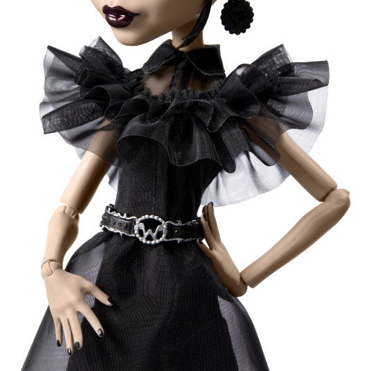 "Monster High X Wednesday Wednesday" -nukke mustassa mekossa