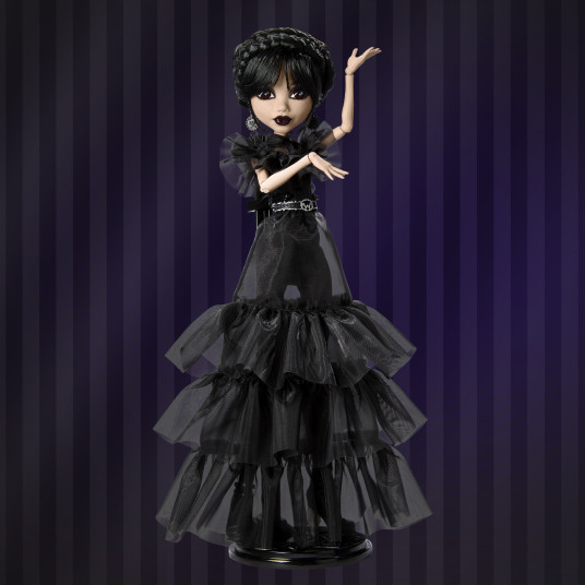 "Monster High X Wednesday Wednesday" -nukke mustassa mekossa