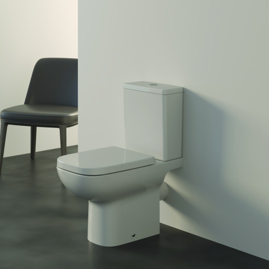 Ideal Standard, i.life A RimsLS+ seinään asennettava WC, jossa on vesisäiliö ja hitaasti vedettävä kansi.