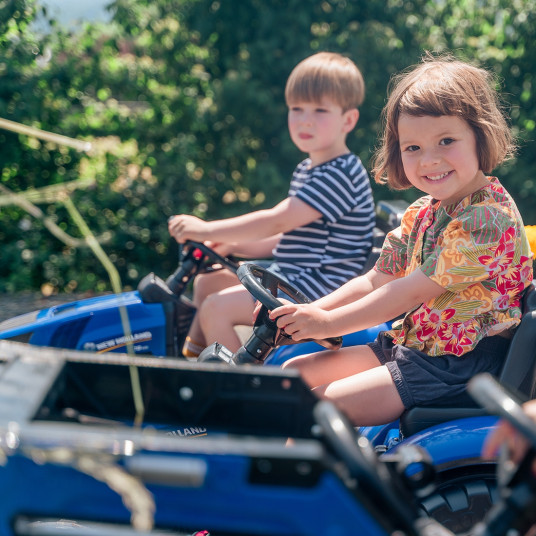 FALK New Holland Blue Pedal Traktori perävaunulla 3 vuotta vanha